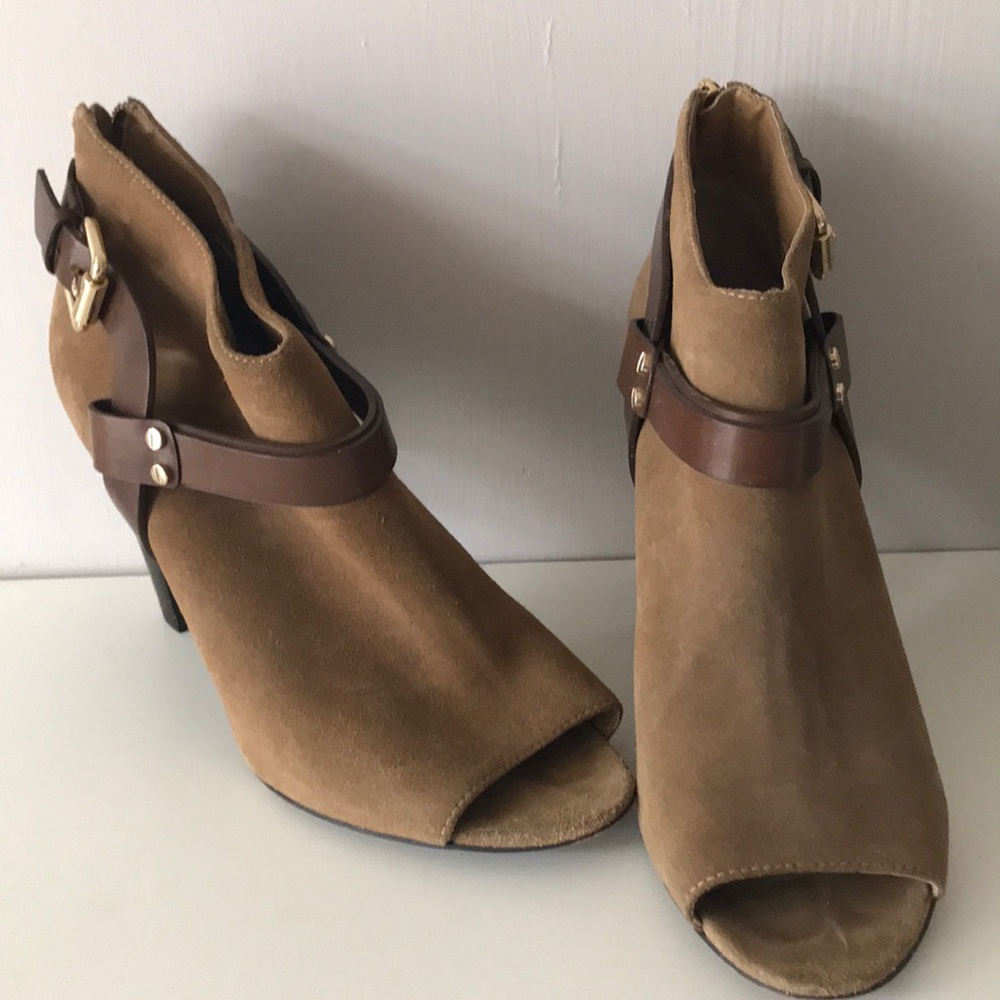 Vero Cuoio peep-toe tan suede & leather booties